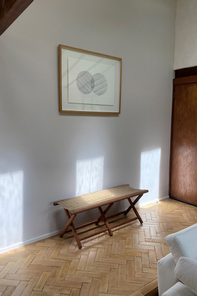 Banca de madera con tejido en fique  a la entrada de la casa, perfecta para relajarse y decorar tu hogar.