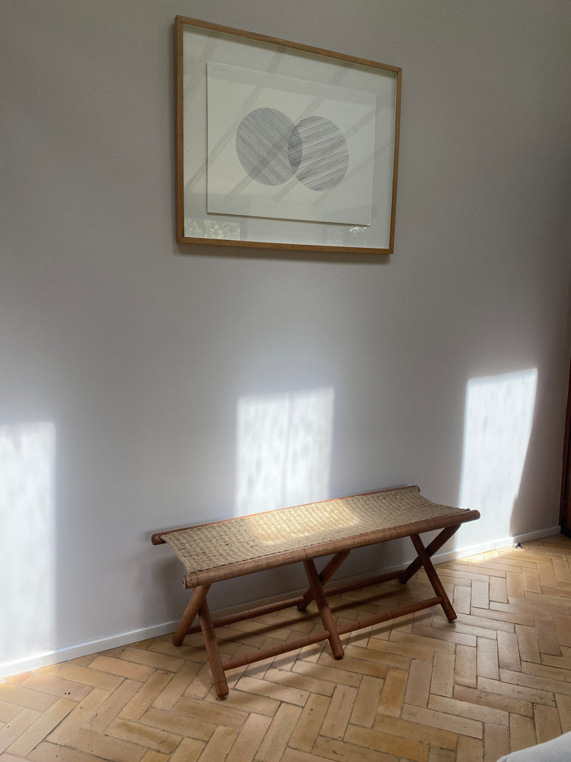 Banca de madera con tejido en fique, perfecta para relajarse y decorar tu hogar.